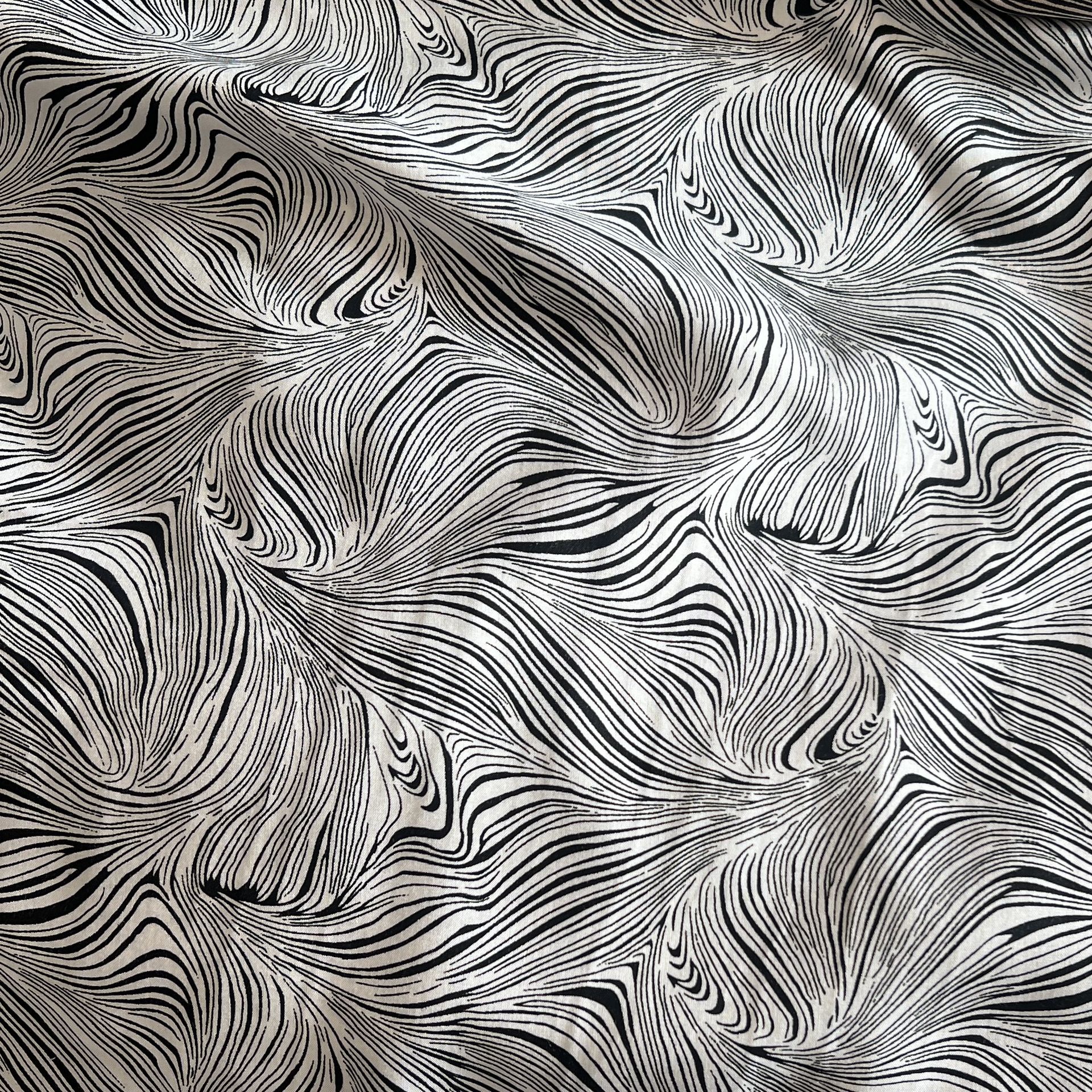 Color: White/Black Small Waves