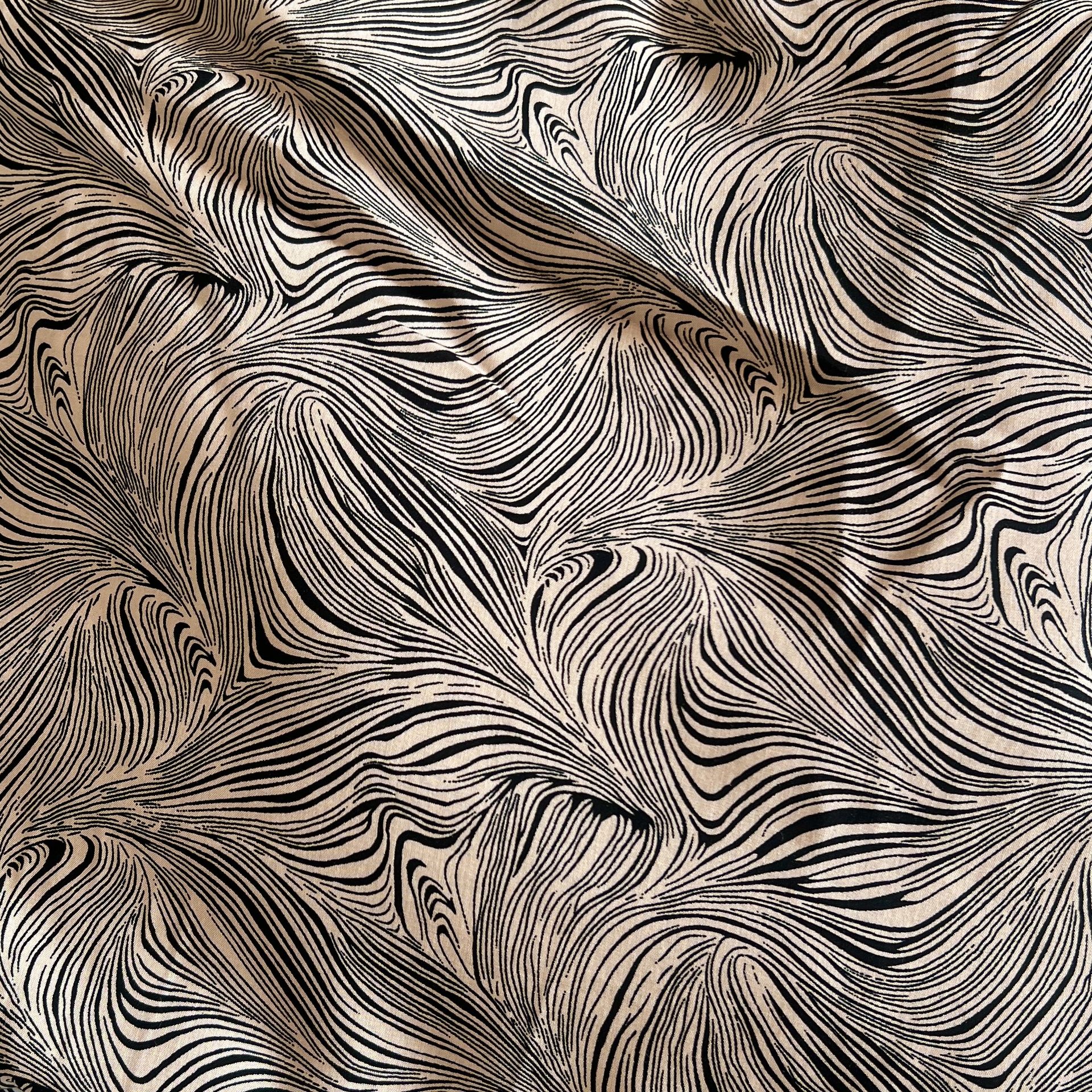 Color: Beige/Black Small Waves