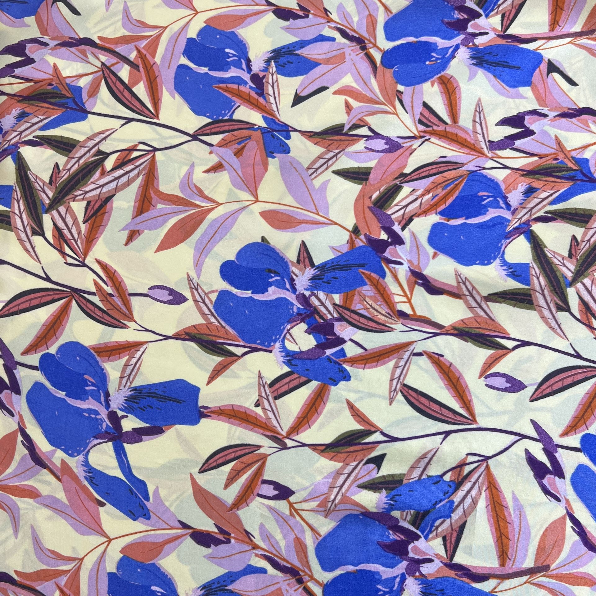 Color: Cream/Orange-Blue Flowers