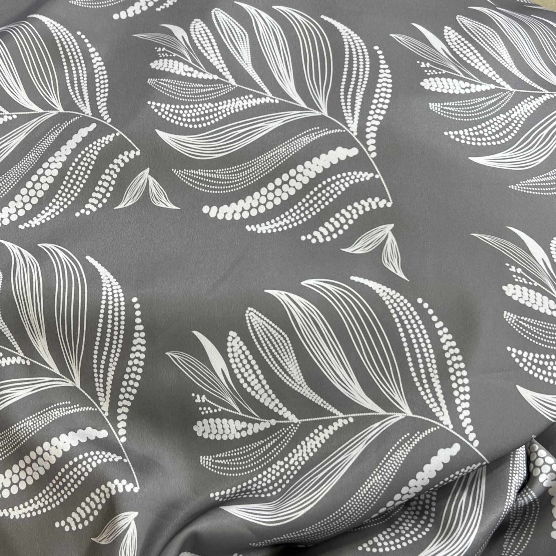 Color: Gray/Dot Leaves