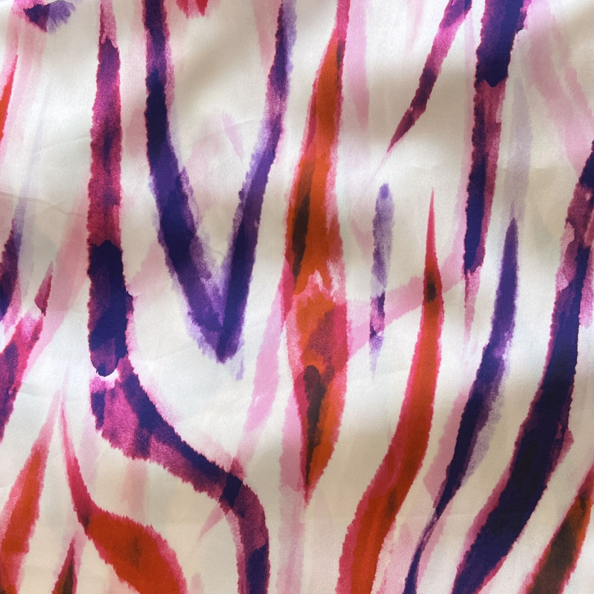 Color: White/Purple-Red-Pink Wave Lines