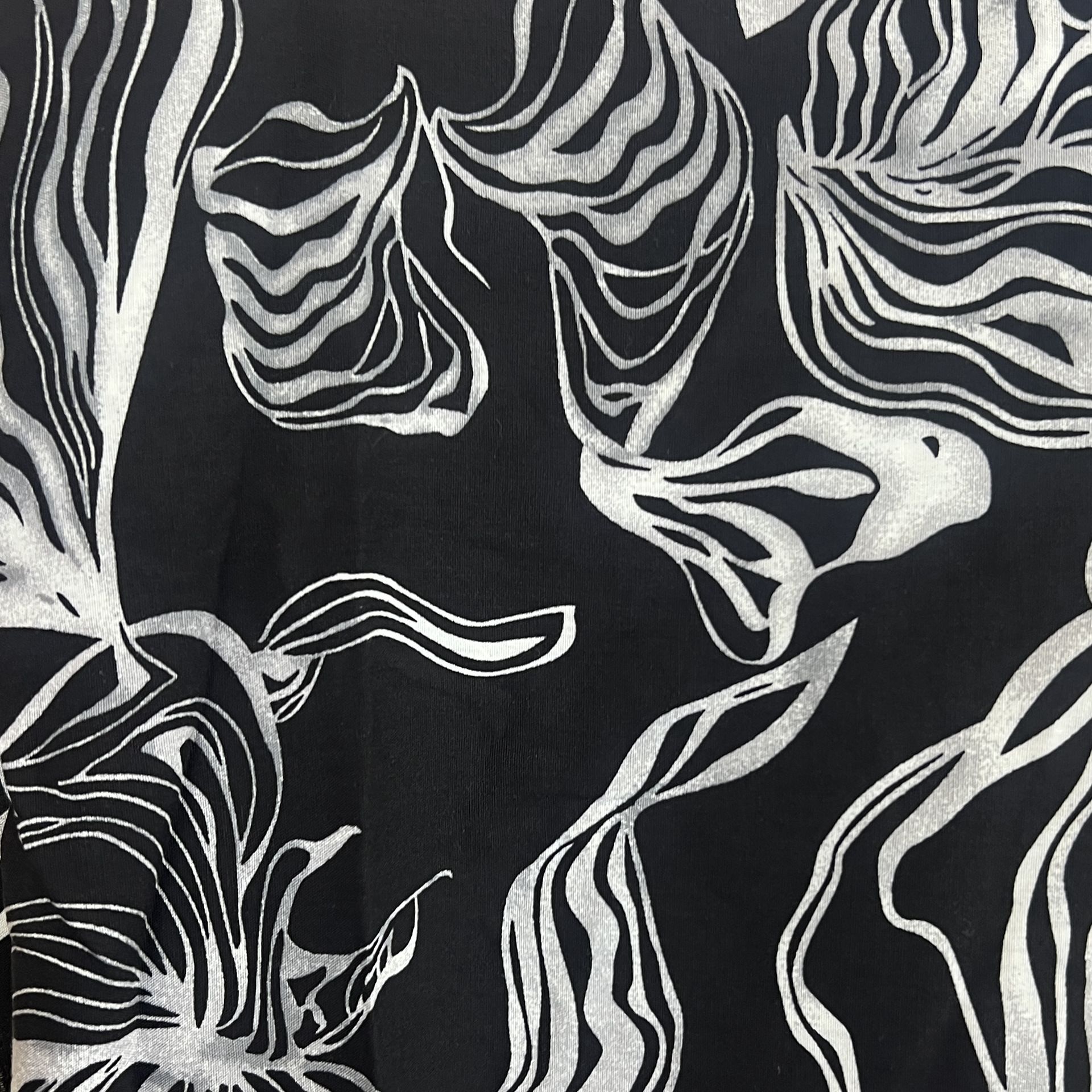 Color: Black/White-Gray Waves