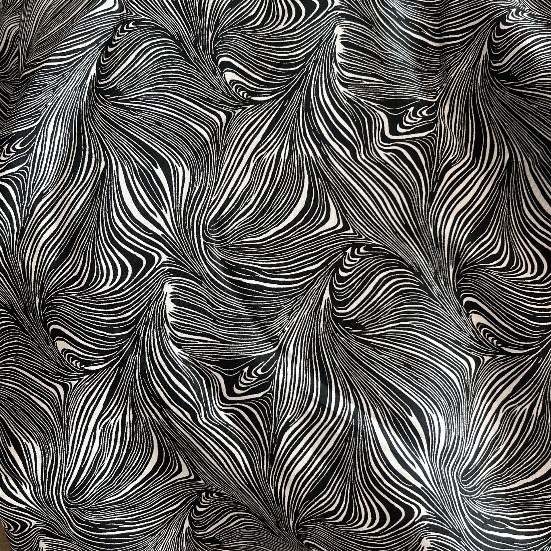 Color: Black/White Small Waves