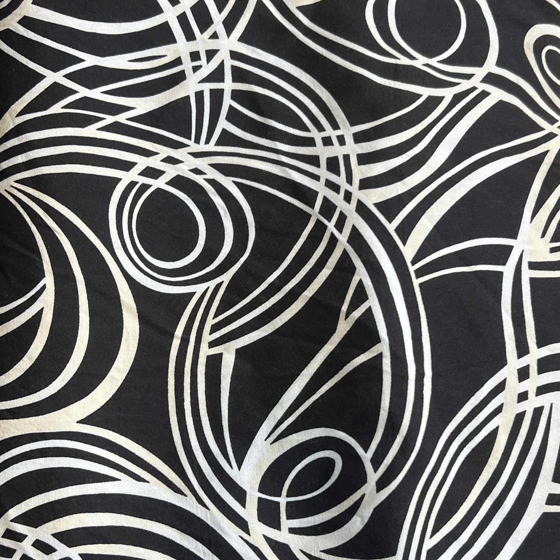 Color: Black/White Circle Lines