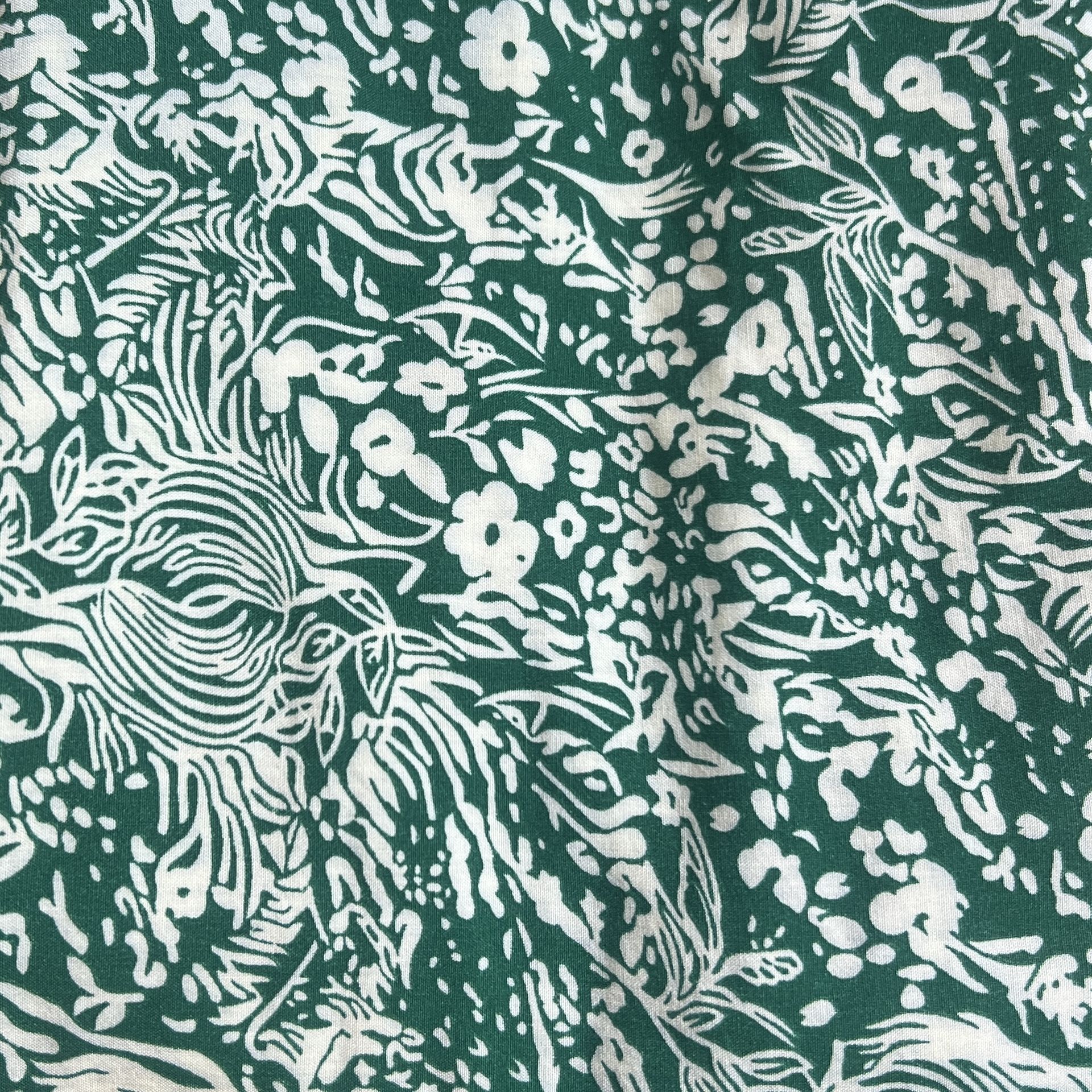 Color: Green/White Small Flowers and Leaves