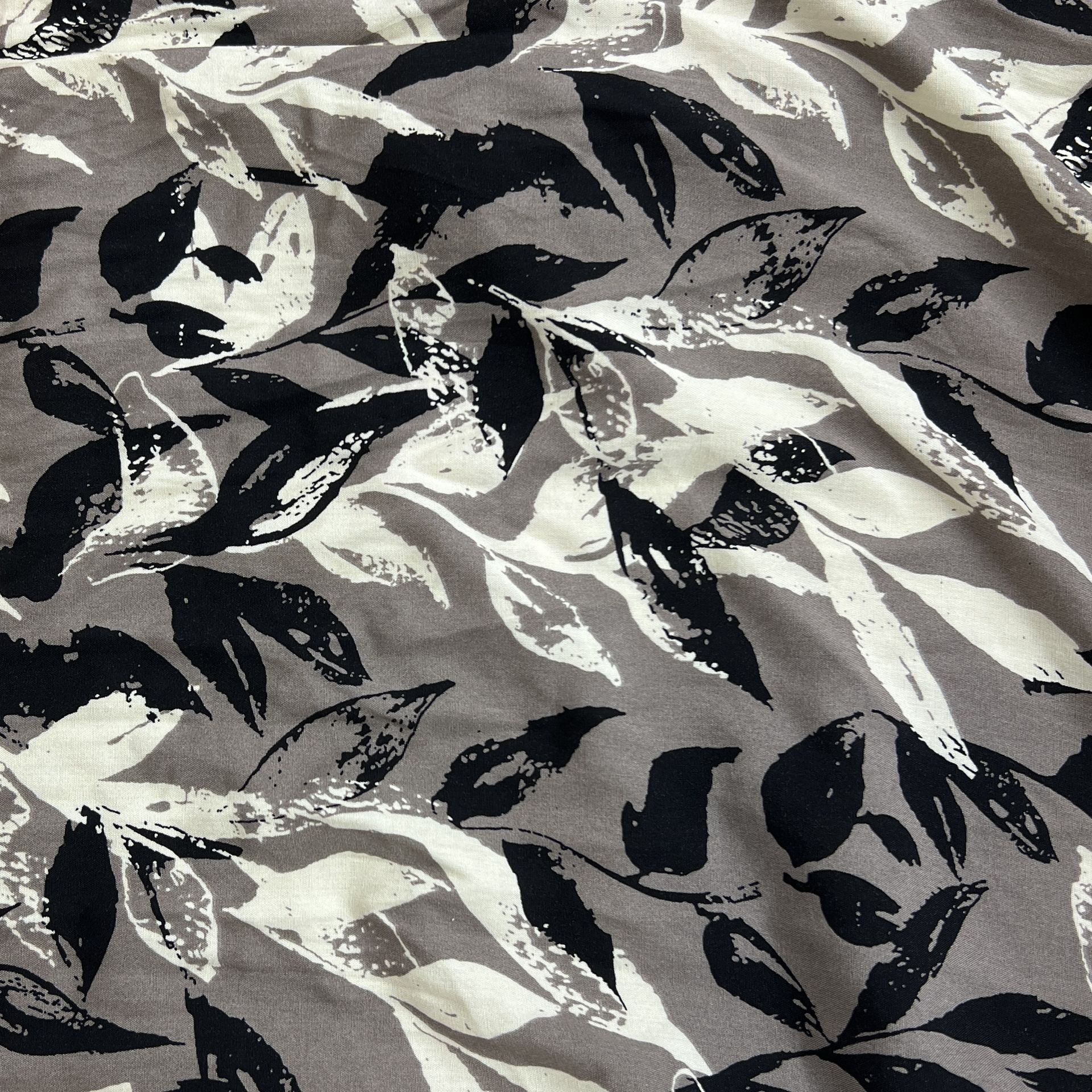 Color: Dark Gray/Black-White Leaves