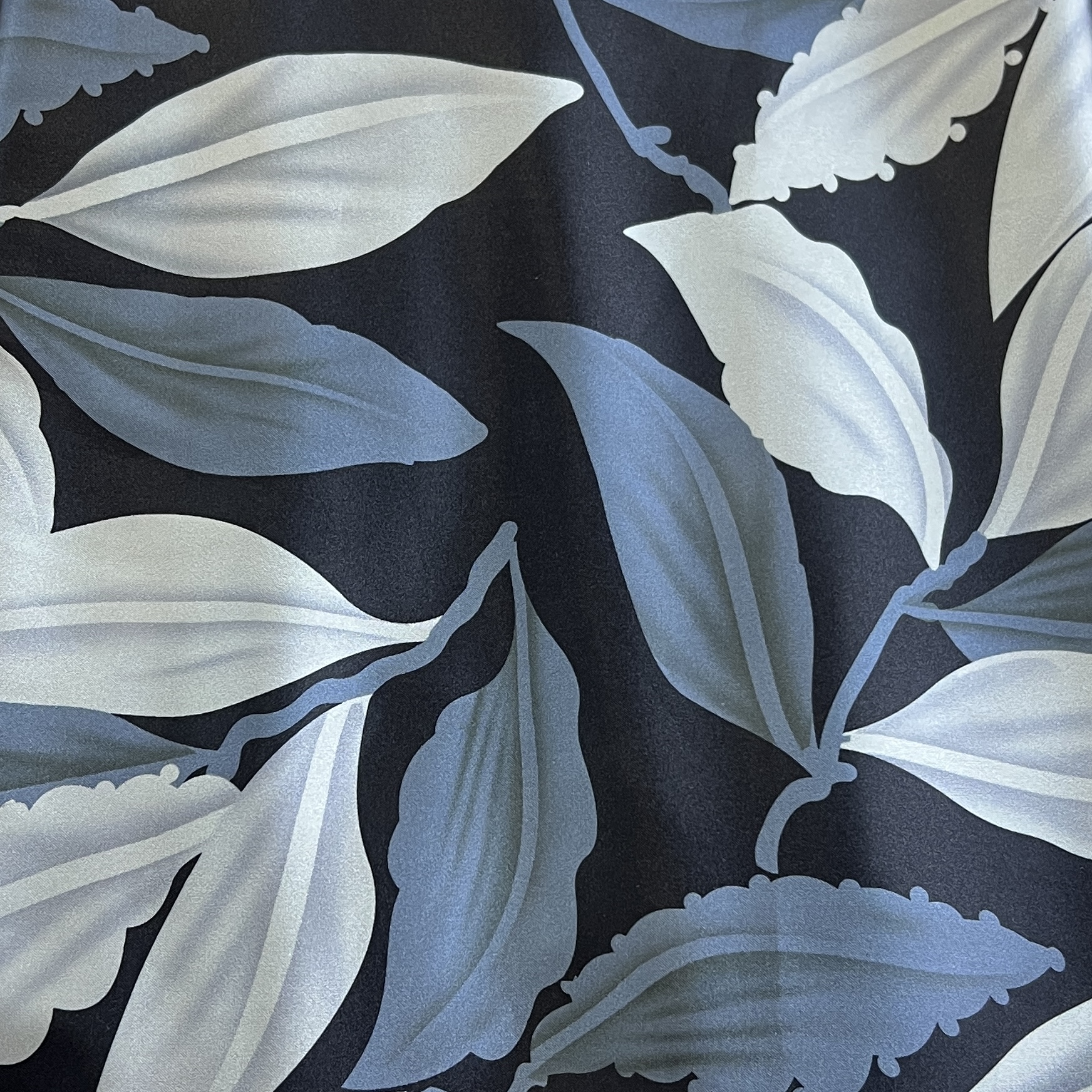 Color: Black/Gray-Dark Gray Leaves