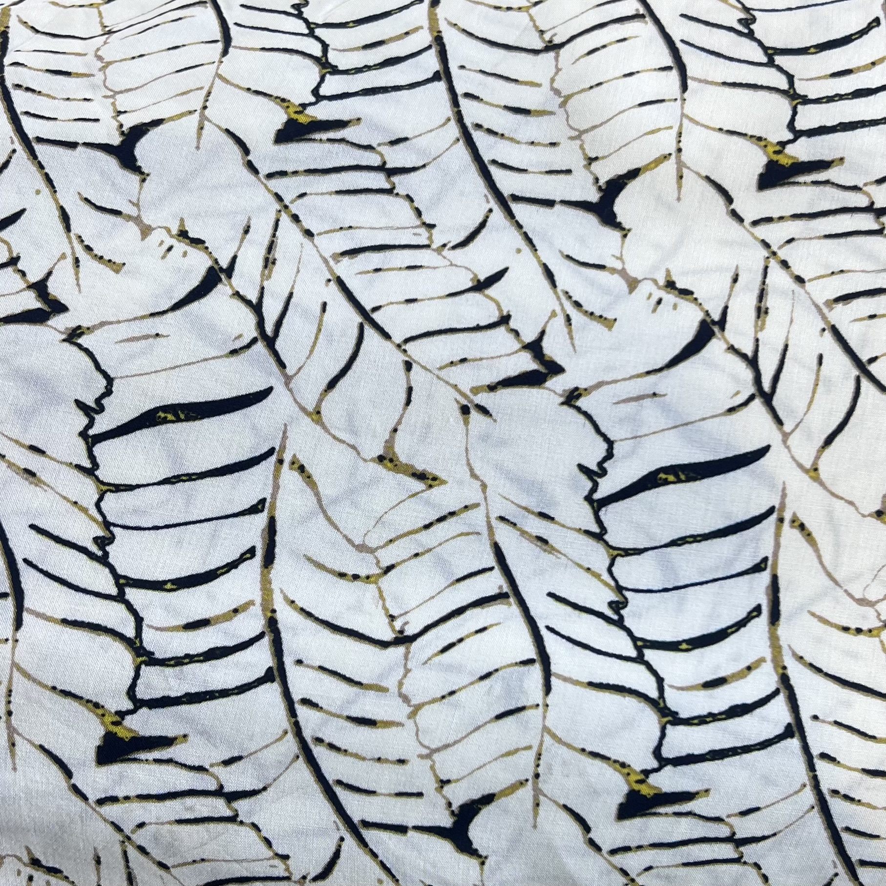 Color: White/Black Leaves