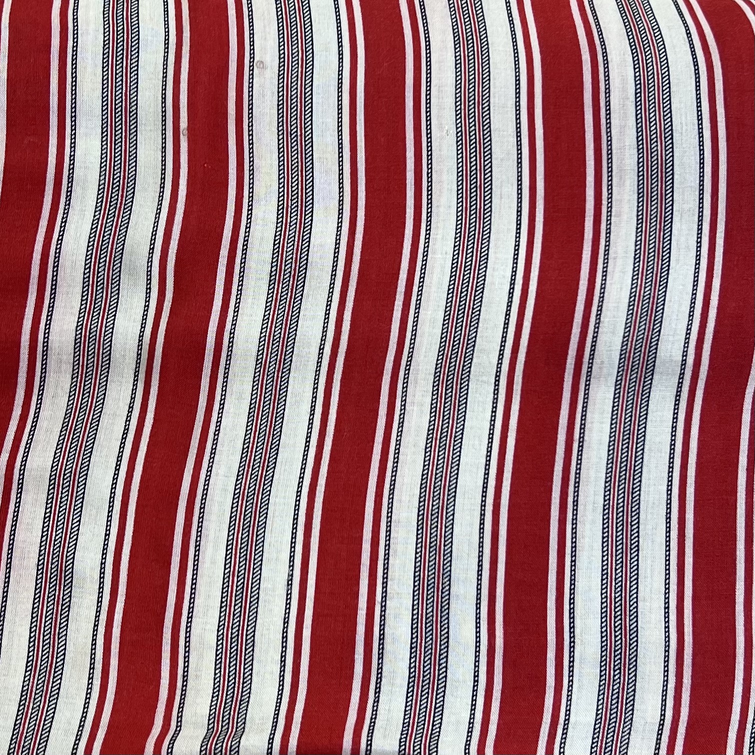 Color: Red/Beige Lines