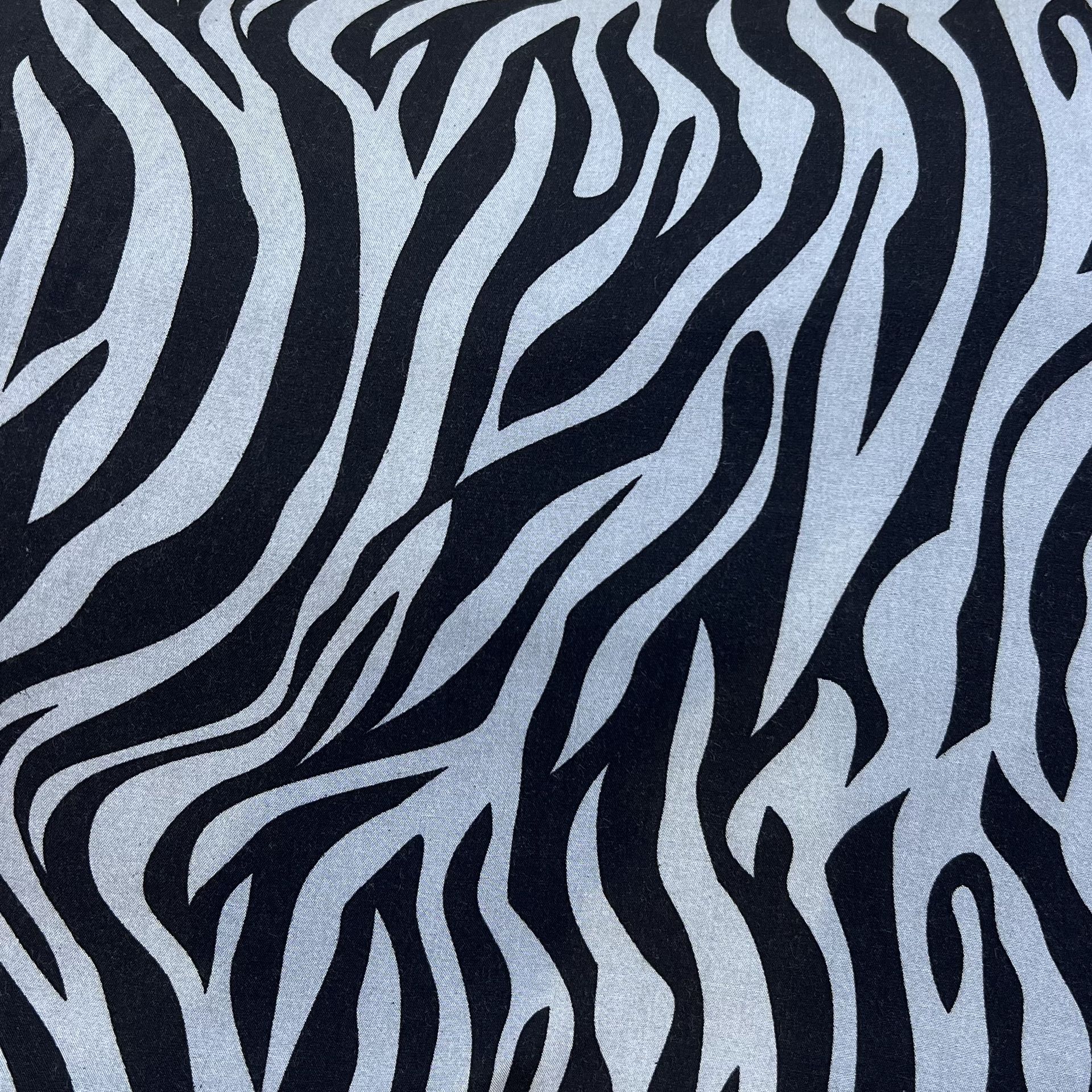 Color: Gray/Black Zebra
