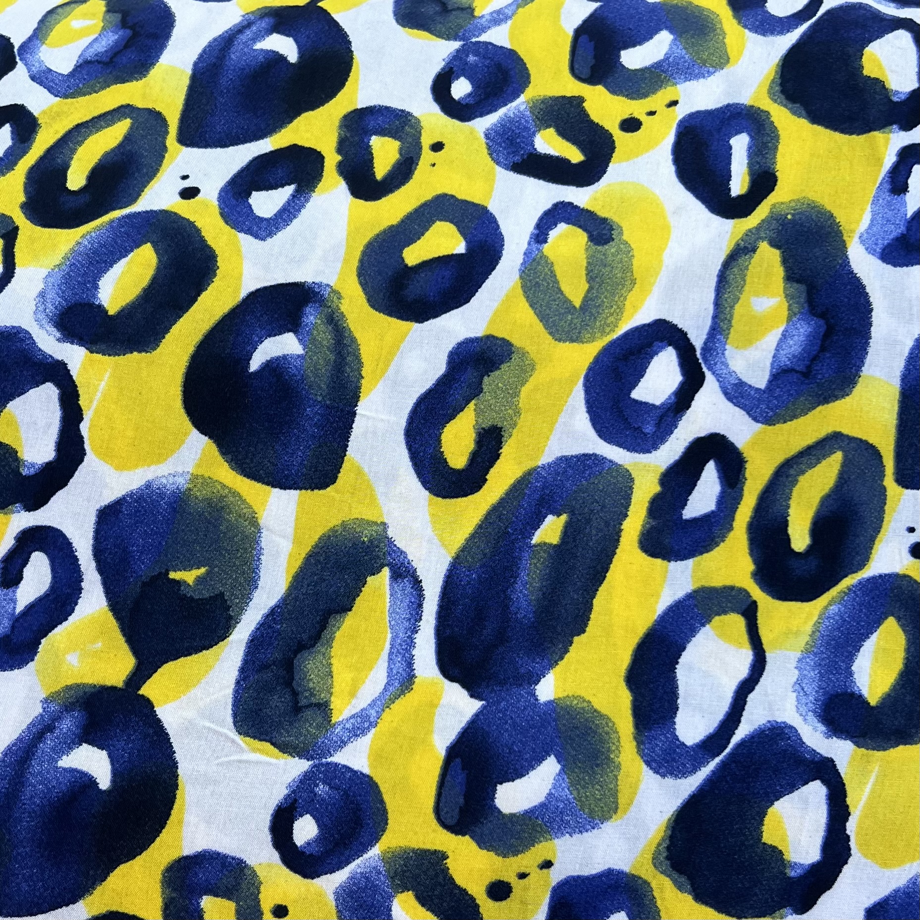 Color: White/Yellow-Blue Bubble