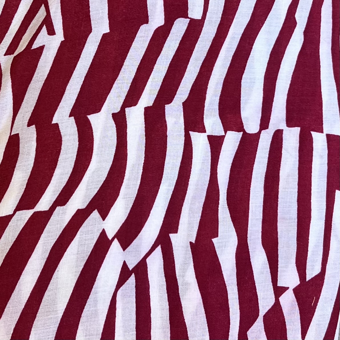 Color: Red/White Assymmetric Lines