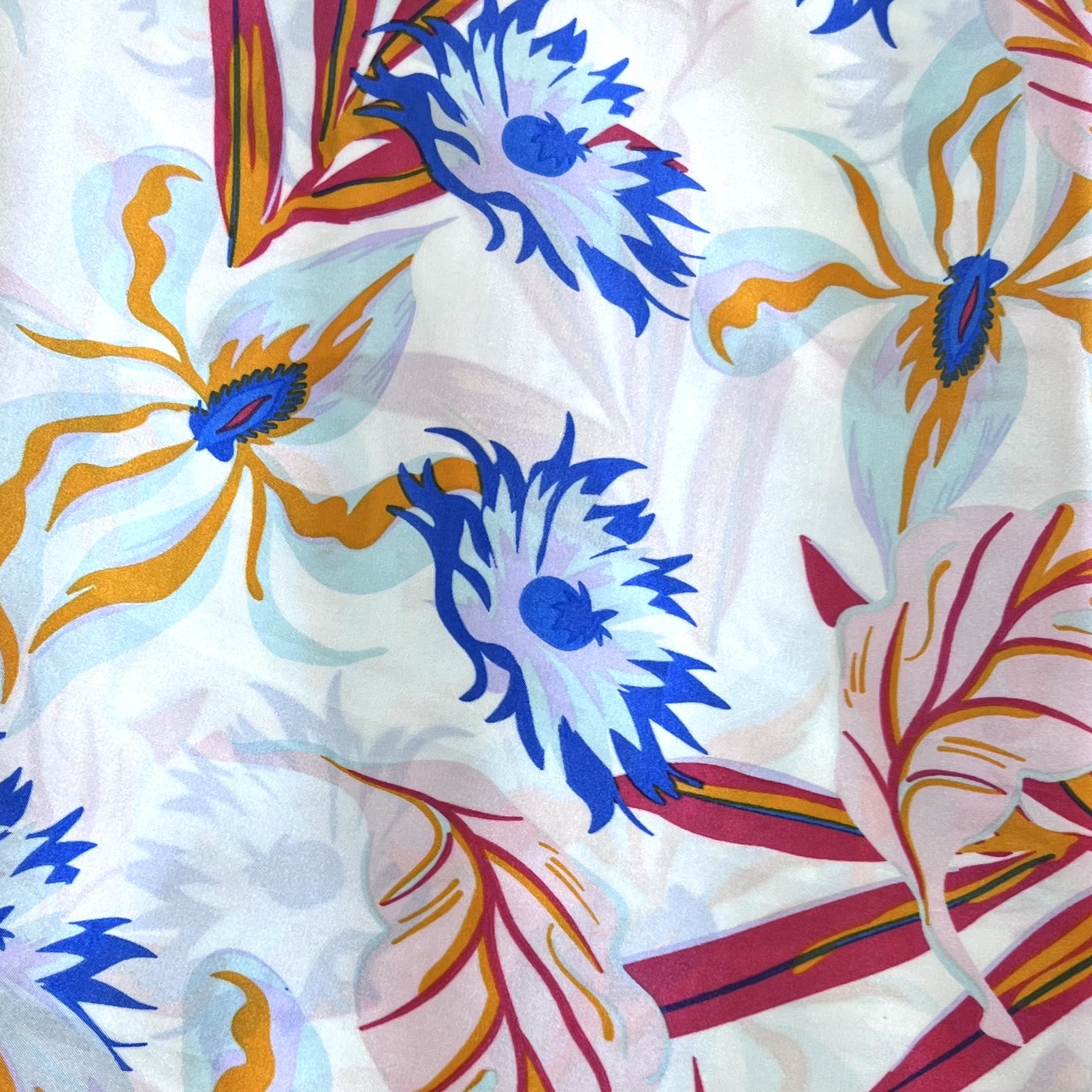 Color: White/Yellow-Blue-Red Flowers