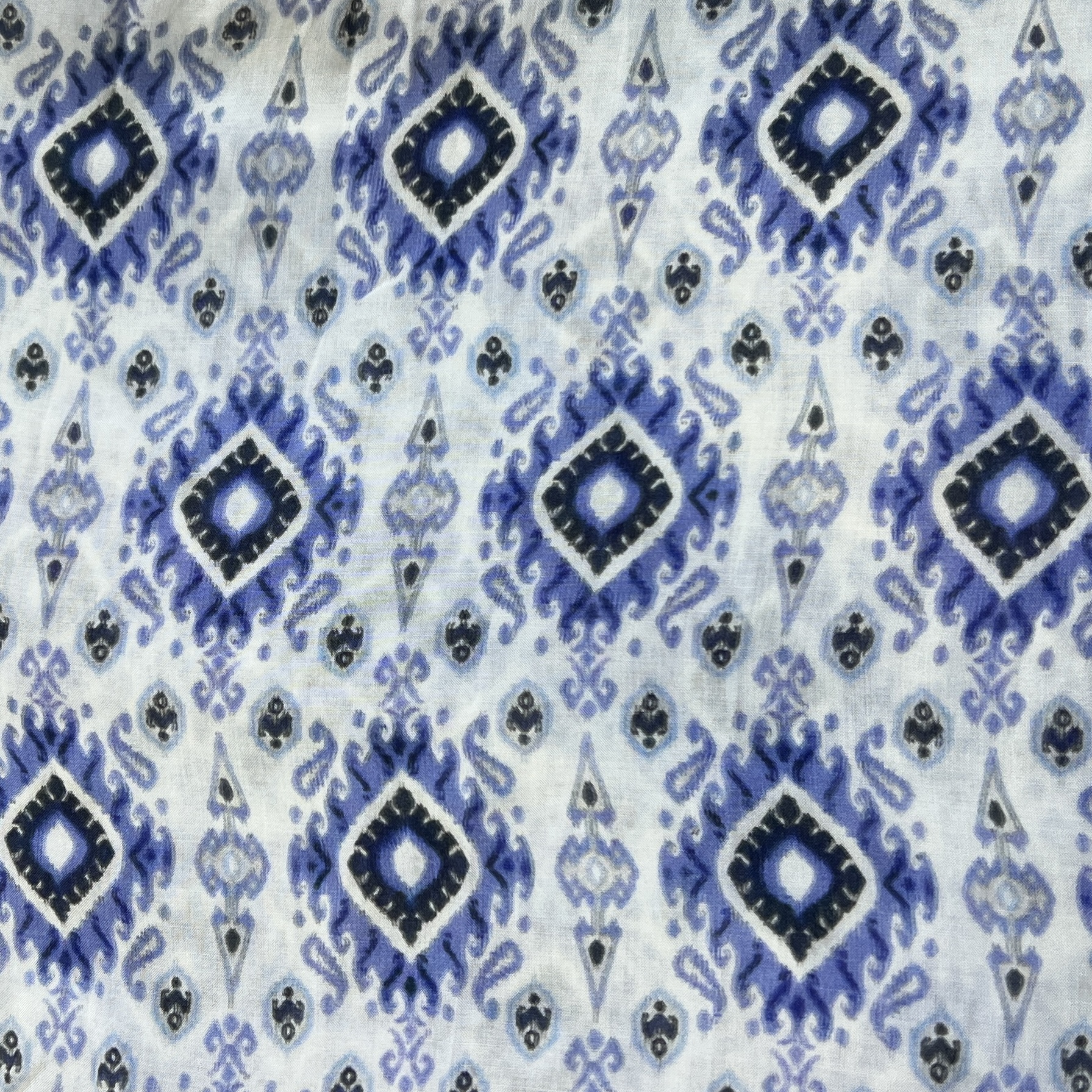 Color: White/Blue Diamonds