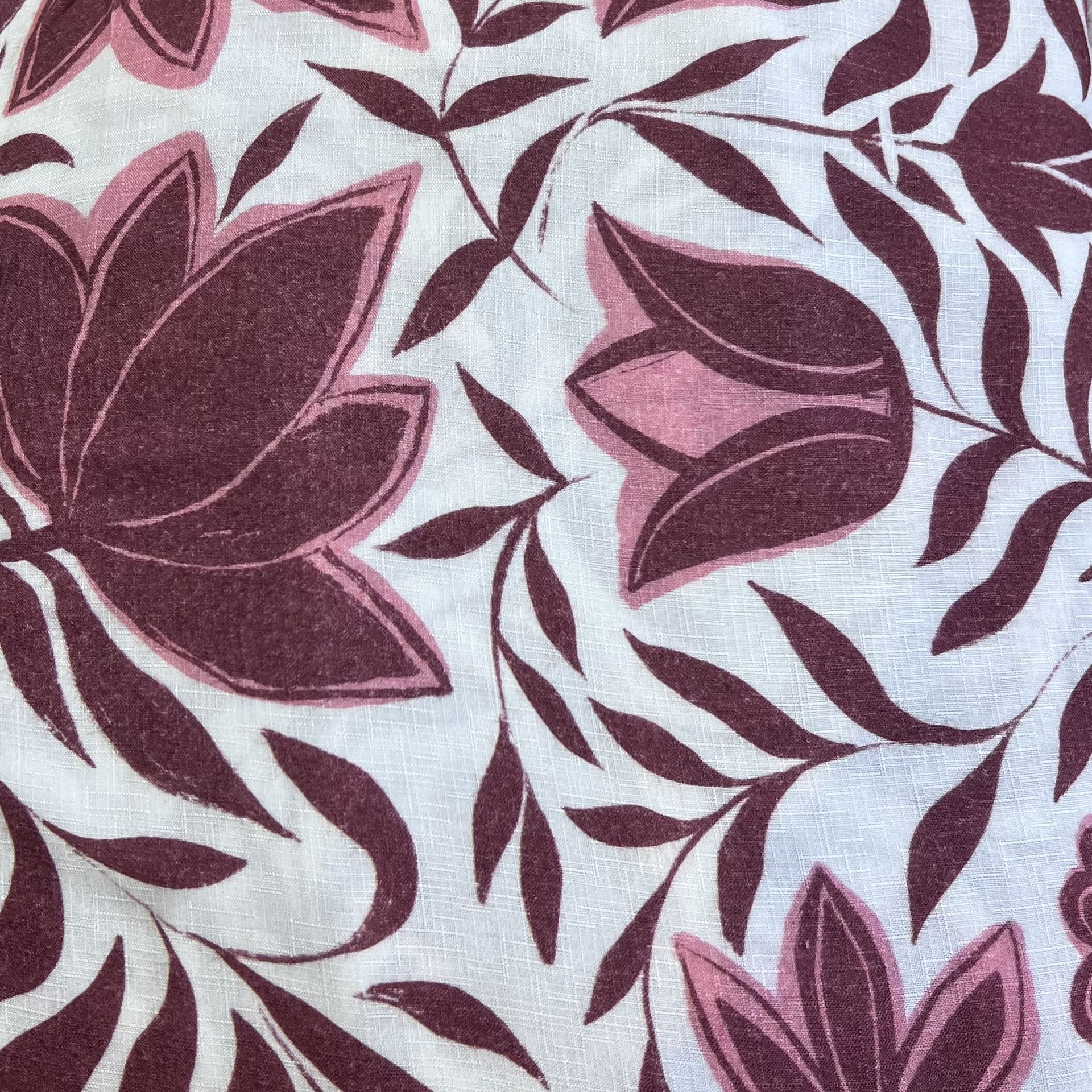 Color: White/Red-Pink Flowers