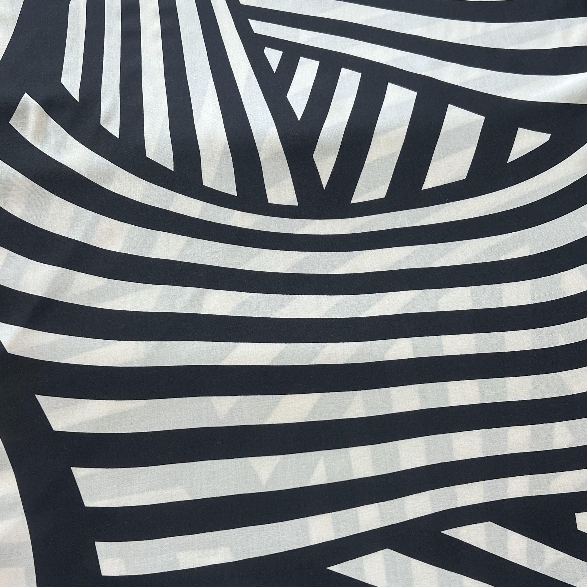 Color: Black/White Diagonal Lines