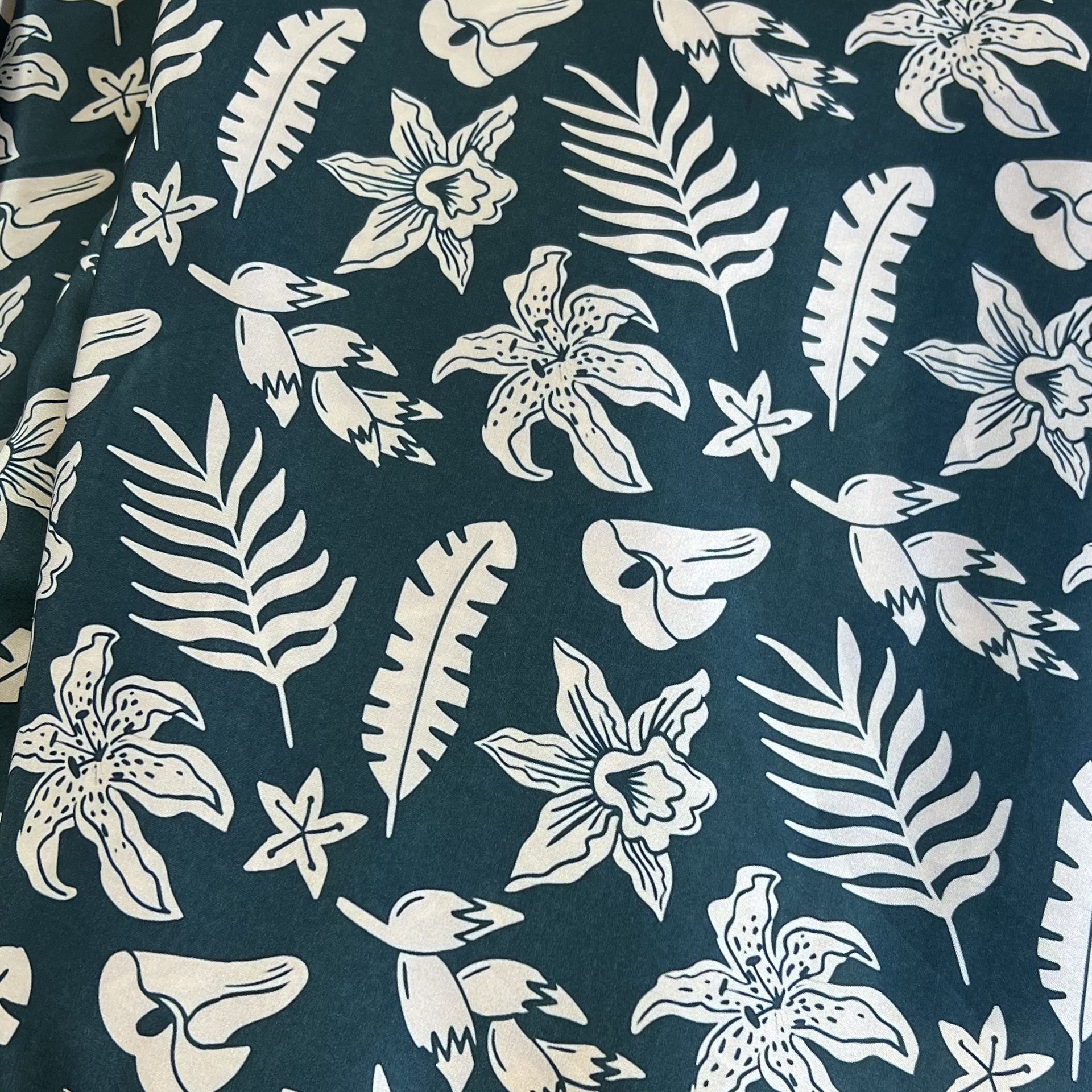 Color: Dark Green/Beige Flowers & Leaves S