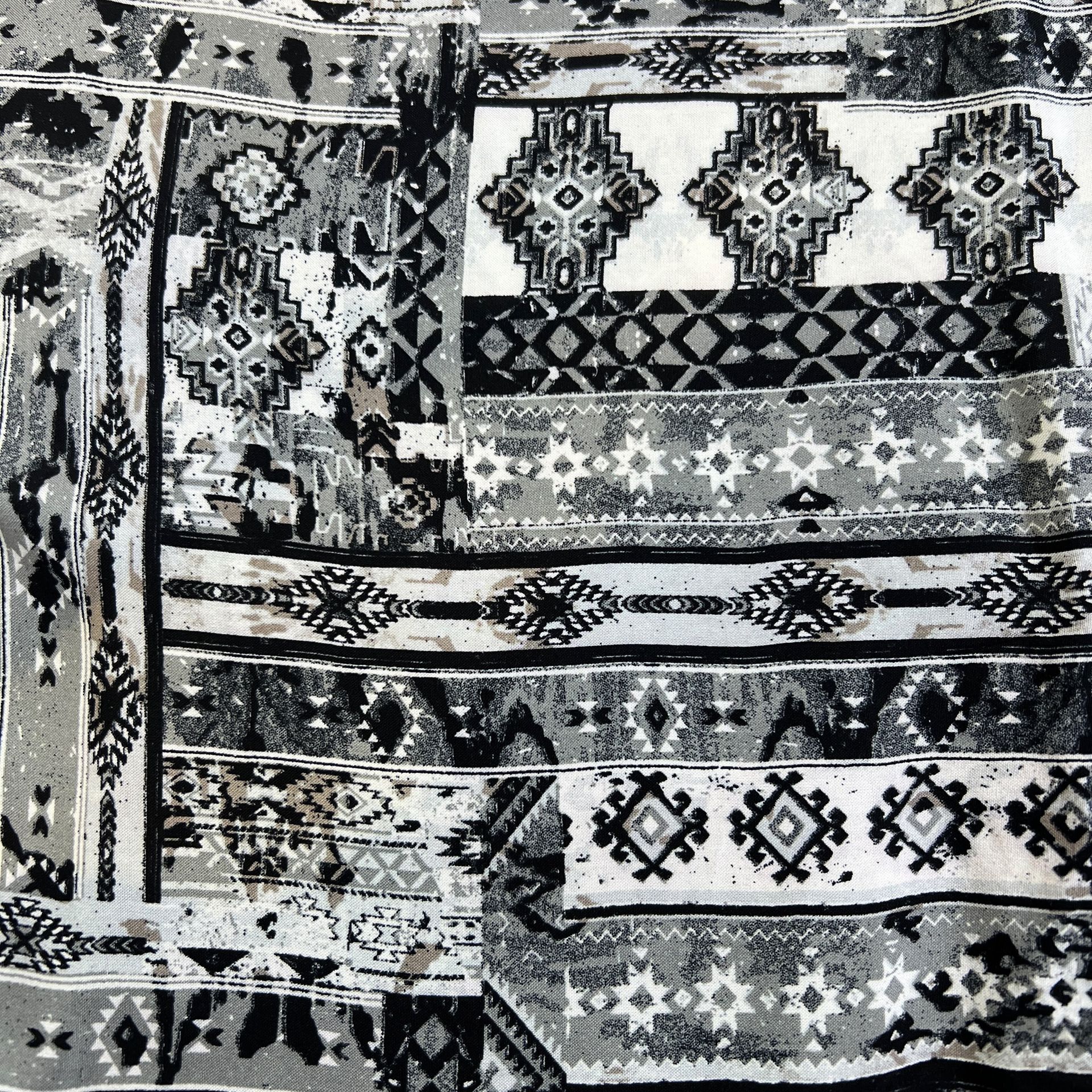 Color: White/Black Azteca Design