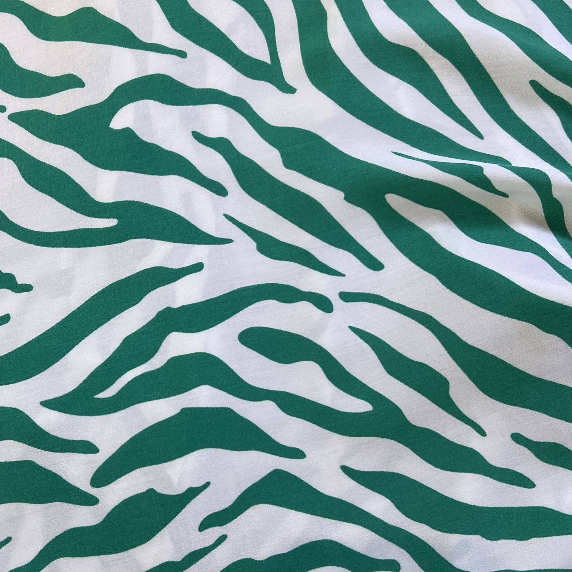 Color: Cream/Green Zebra