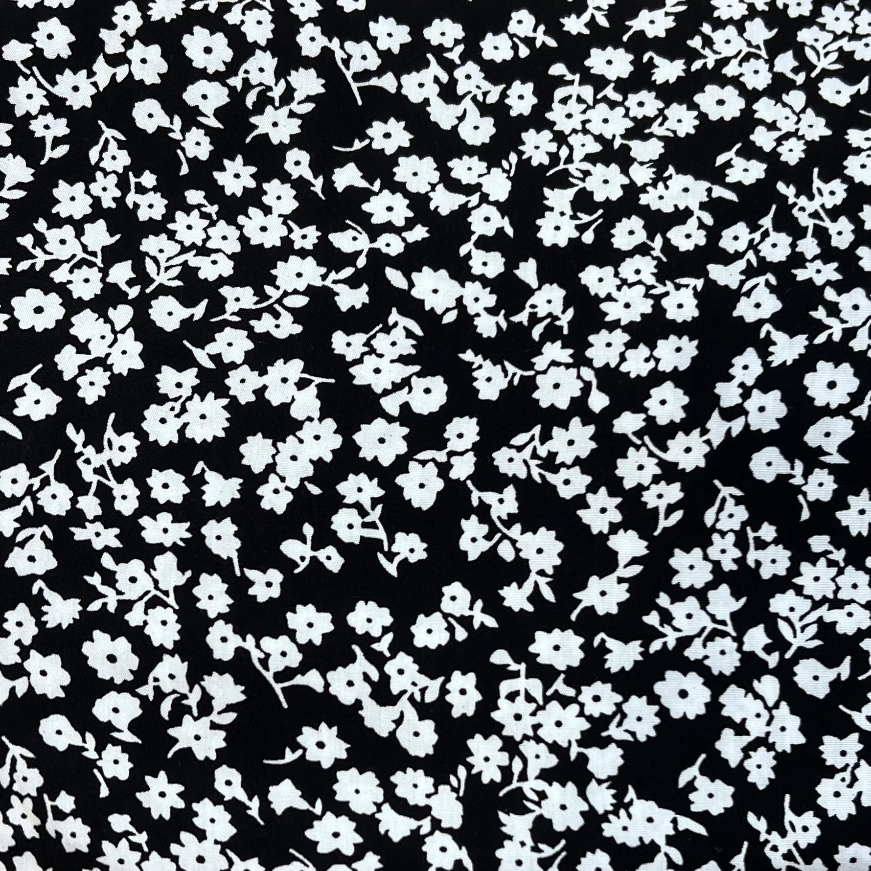 Color: Black/Mini White Flowers