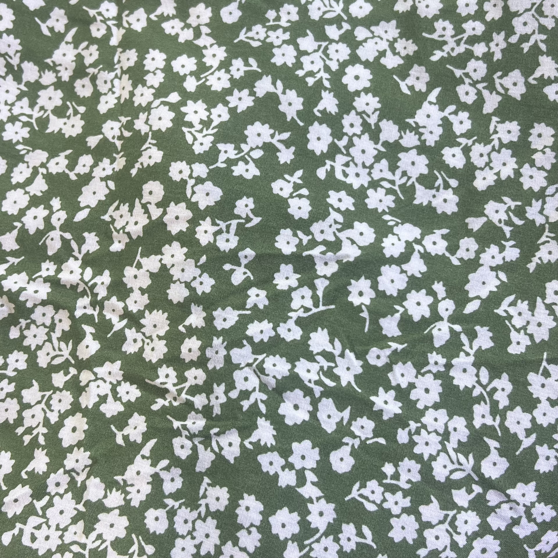 Color: Green/Mini White Flowers