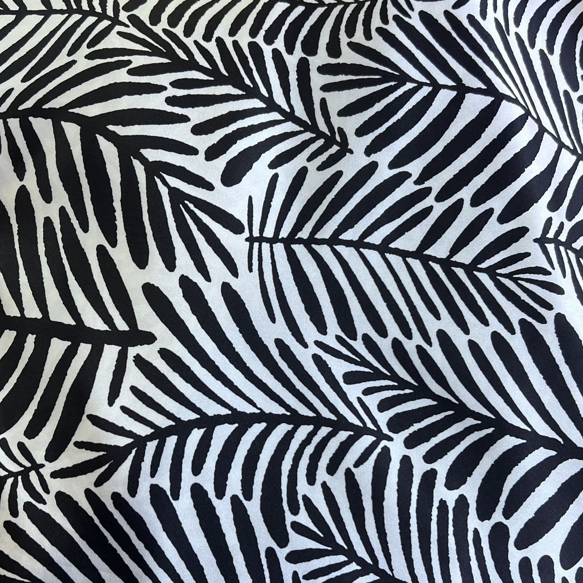 Color: White/Black Thin Leaves